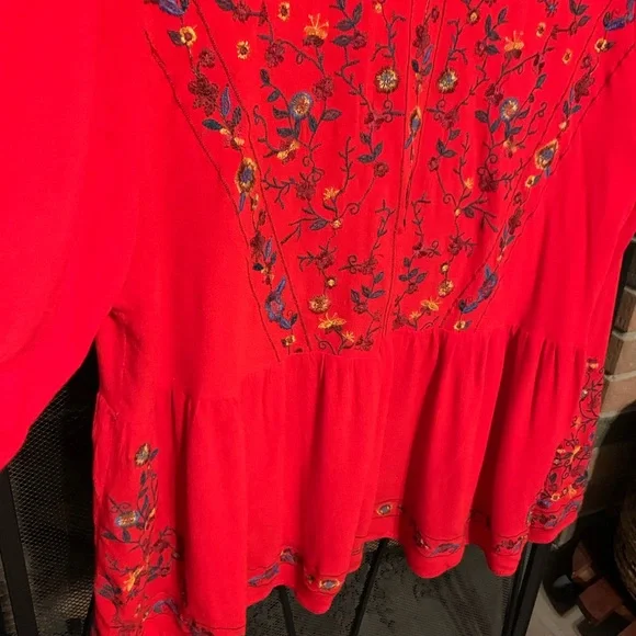 SOLD** Sz L Boho red embroidered floral details bell sleeve top. - Picture 6 of 10
